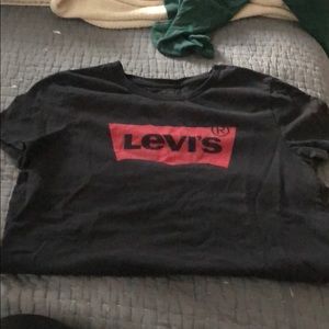 LEVI’s tee.